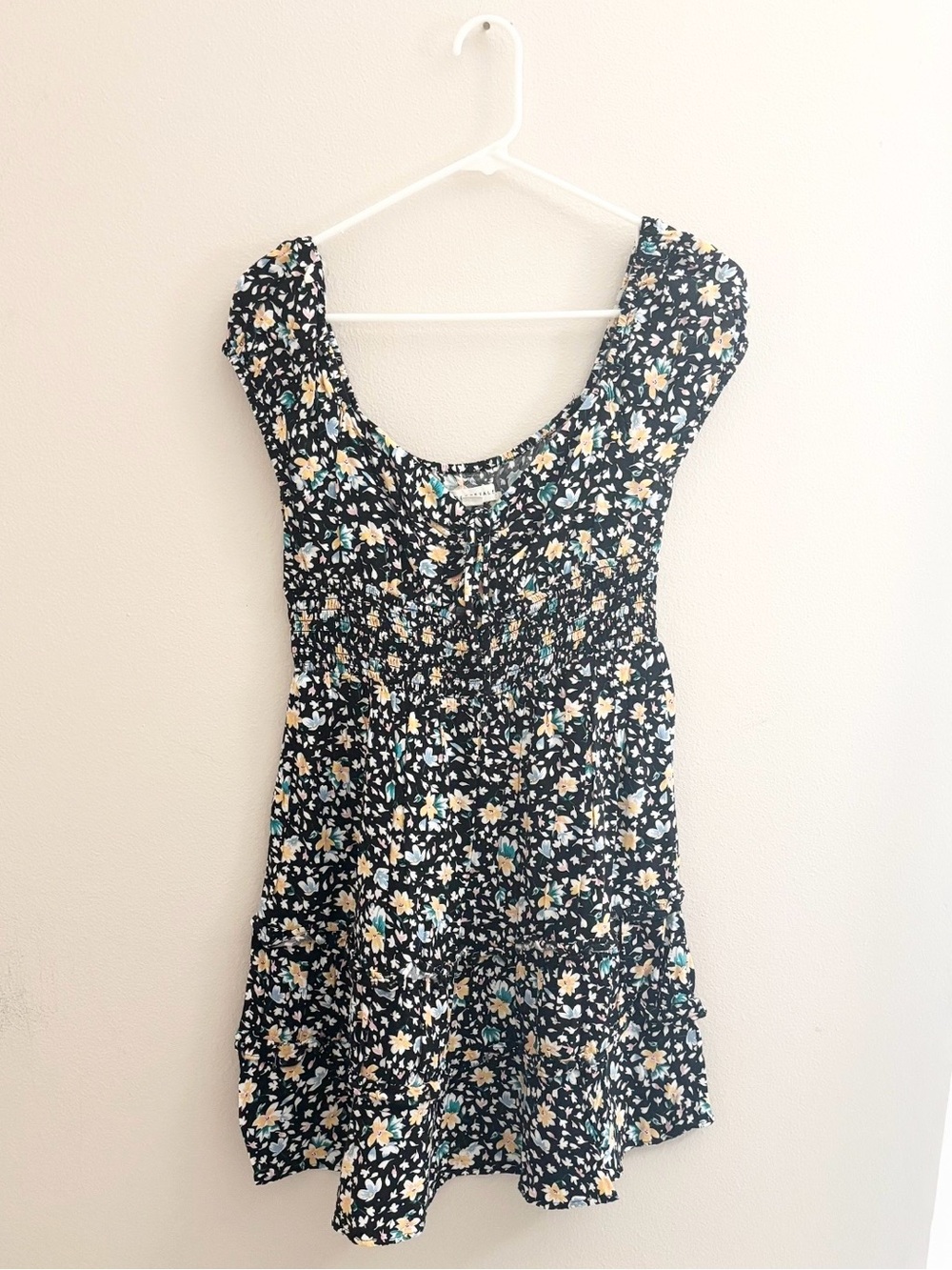 5/$15 🩷 MUST BUNDLE Aeropostale Floral Scoop Neck Smocked Mini Dress - Black